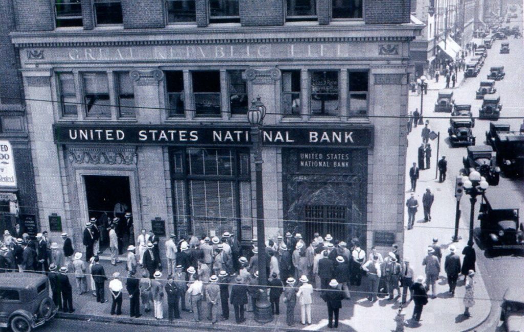 Клиенты Национального банка США у дверей главного офиса в Лос-Анджелесе 24 августа 1931 года.