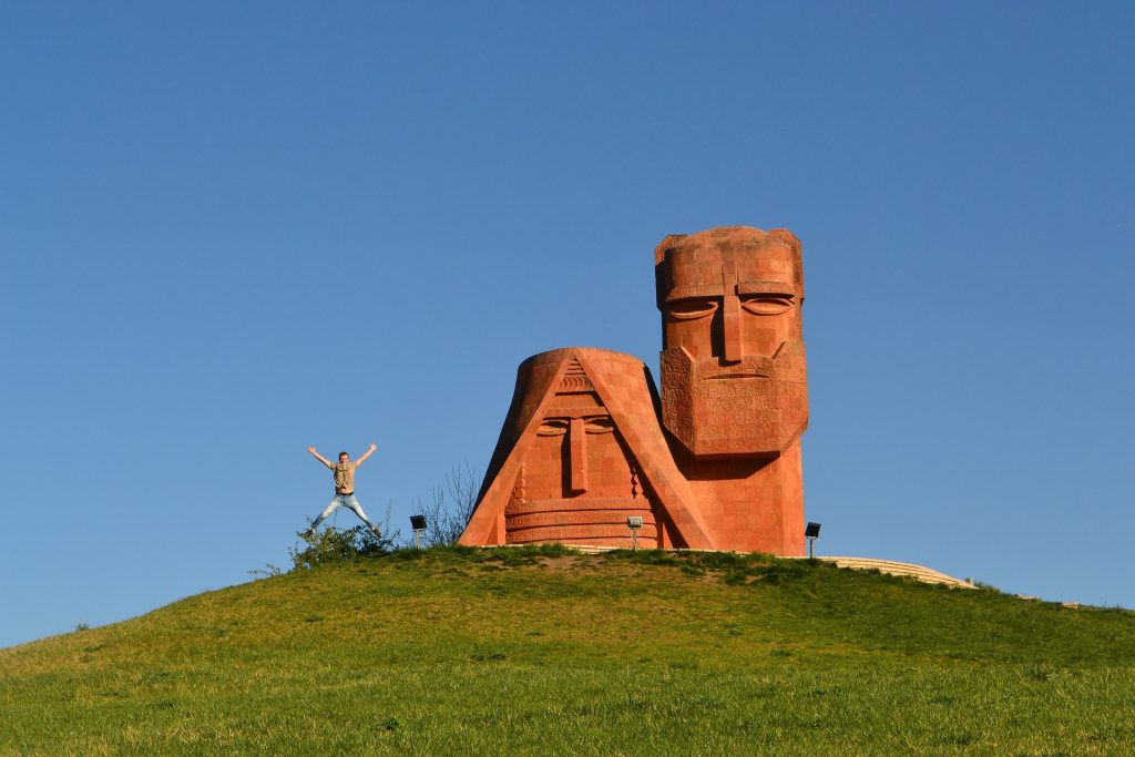 Мы - наши горы - работа армянского скульптора Саргиса Багдасаряна