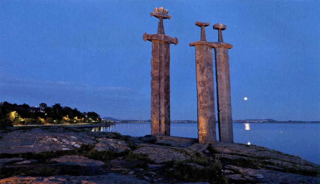 На фьорде Хафрсфьорд находится монумент «Мечи в скале»